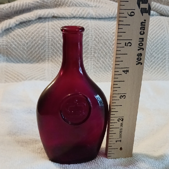 Elegant Red Glass Bottle - Picture 3 of 7